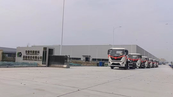 传旗重科车厢可卸式垃圾车批量发车仪式